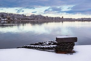 Blick über die Warnow auf die Hansestadt Rostock im Winter