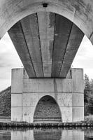 Blik op de onderkant van de brug bij Eibersburen, in zwart/wit.