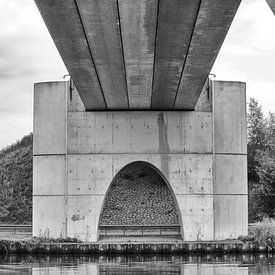 Blik op de onderkant van de brug bij Eibersburen, in zwart/wit. sur Tim Groeneveld