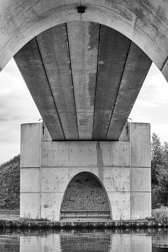 Blik op de onderkant van de brug bij Eibersburen, in zwart/wit. van Tim Groeneveld