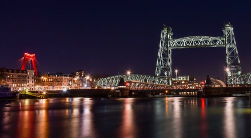 Rotterdam skyline Nieuwe Maas, Hef en Willemsbrug in de avond