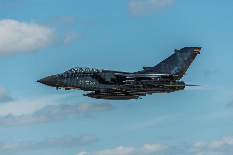 Décollage d'un très beau Panavia Tornado ECR (46+28) de l'armée de l'air allemande lors du NATO Tige par Jaap van den Berg