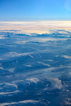 Uitzicht over het winterlandschap van Noorwegen vanuit de lucht