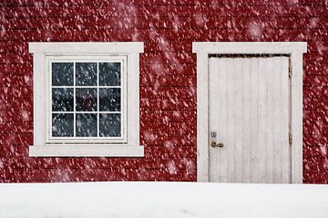 Noors hutje in de sneeuw - Vesterålen, Noorwegen van Martijn Smeets
