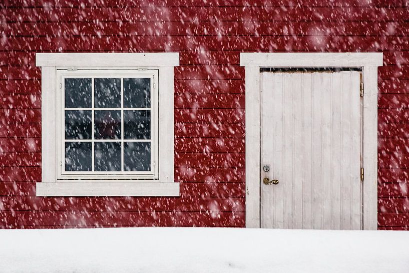 Noors hutje in de sneeuw - Vesterålen, Noorwegen van Martijn Smeets