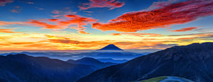 Sonnenaufgang mit roten Wolken am Berg Fuji, Japan