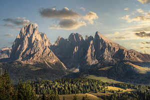 Sonnenuntergang auf der Seiser Alm und die majestätischen Langkofelgipfel, Dolomiten