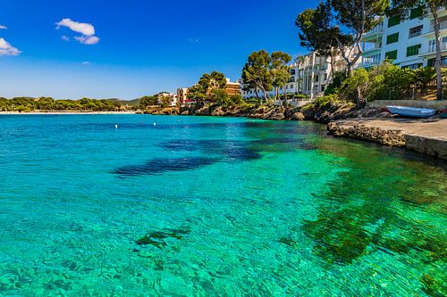 Kustlijn in de baai van Santa Ponca, eiland Mallorca, Spanje