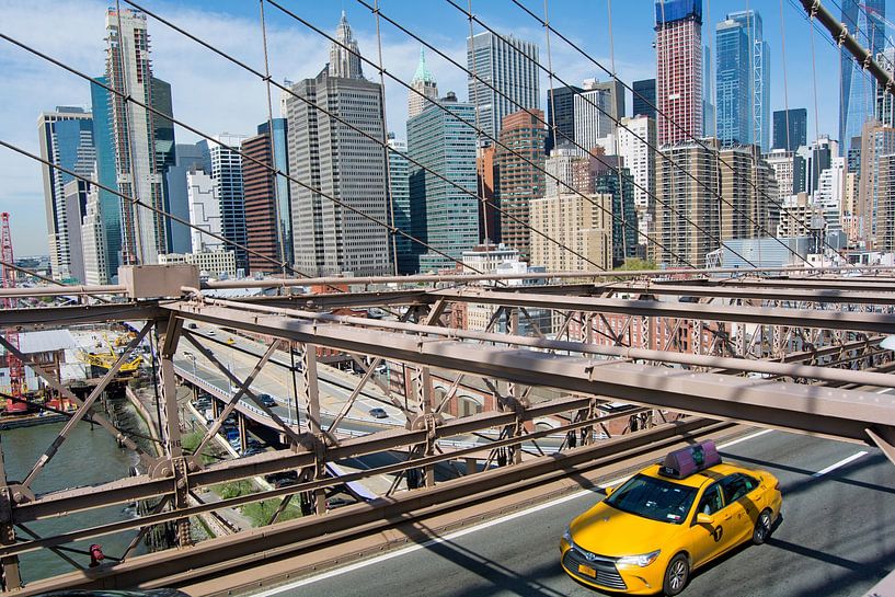 New York, vue du pont de Brooklyn avec un taxi jaune par Peter Hofwegen
