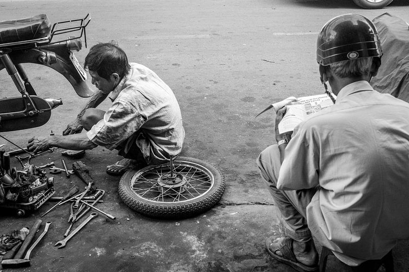 Wachten terwijl je brommer klaar is Vietnam van Manon Ruitenberg