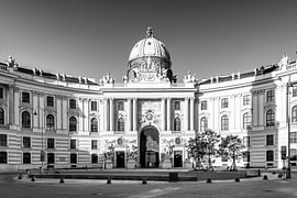 Morgenstimmung an der Hofburg in Wien - Monochrom von Melanie Viola