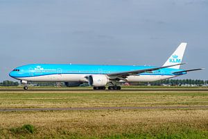 KLM Boeing 777-300 (PH-BVS) fliegt von der Polderbaan ab.