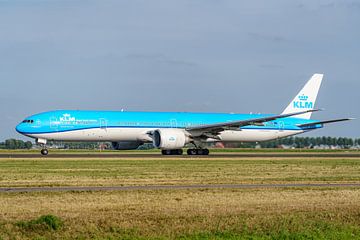 KLM Boeing 777-300 (PH-BVS) vertrekt vanaf de Polderbaan.