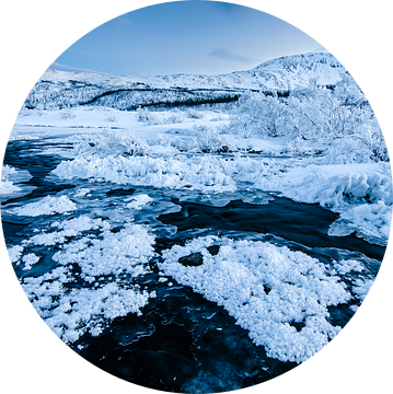 Rivier in Winterlandschap - Tromsø, Noorwegen van Martijn Smeets