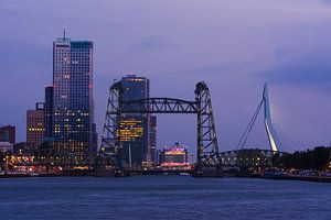 The Hef and Erasmus Bridge at night by Ronne Vinkx