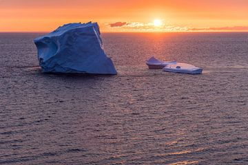 IJsberg voor de kust bij Newfoundland in avondlicht. van Menno Schaefer