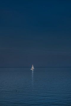 Zeilbootje op het IJsselmeer in het late oktober namiddaglicht van Harrie Muis