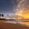 Zonsondergang op het strand in Sri Lanka van Fotos by Jan Wehnert