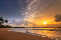 Zonsondergang op het strand in Sri Lanka