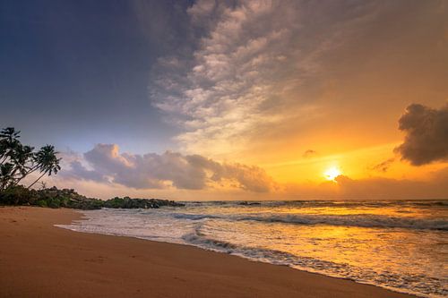 Zonsondergang op het strand in Sri Lanka