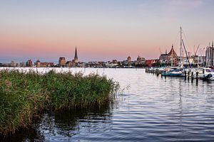 Blick über die Warnow auf die Hansestadt Rostock am Abend