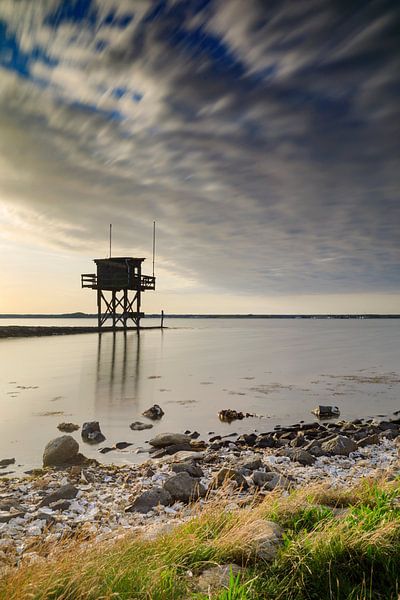 schöner Sonnenuntergang hinter einem Fischerhaus am Wasser in Scharendijke in der Provinz Zeeland von gaps photography