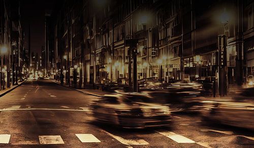 Grote stadsstraat bij nacht