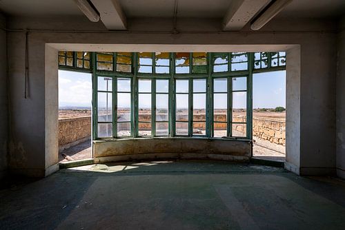 Tour de contrôle de la circulation aérienne abandonnée.