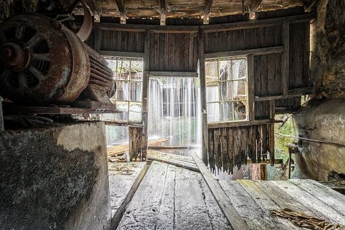 Verlaten gebouw - Oude smederij met vatenval