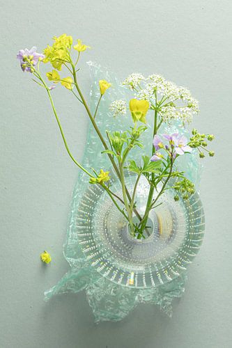 Nature morte "Bouquet de fleurs dans une boule à clous".