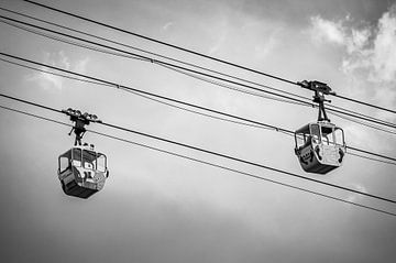 Monochrome Cologne Cable Car van Tom Derwort Photography