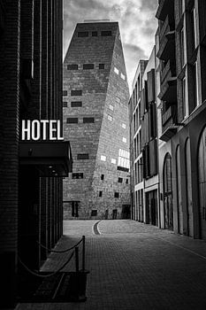 Hotel en Forum in Groningen in zwart-wit