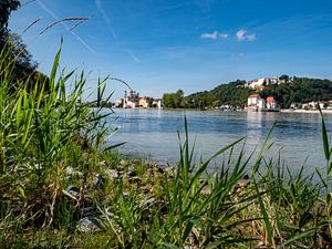 Blick am Ufer des Inn auf die Altstadt von Passau in Bayern