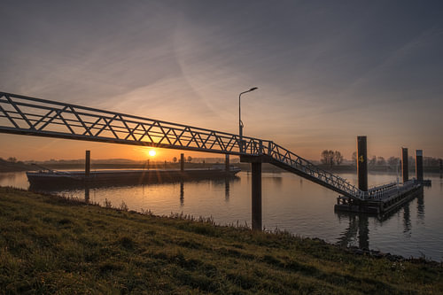 Zonsopkomst binnenvaartschip overnachtingshaven