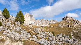 Nature of Italy - Tyrol du Sud - Le massif escarpé du Rosengarten surplombant les prairies alpines en automne sur Sebastian Czech