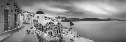 Dorp Oia / Thira op Santorini in Griekenland in zwart en wit .