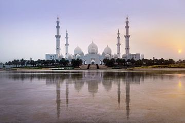 Sheikh Zayed Grand Mosque before sunset van Bart Hendrix