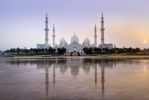 Sheikh Zayed Grand Mosque before sunset