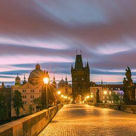 Lever de soleil à Prague avec le pont Charles sur Henk Meijer Photography
