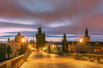 Sonnenaufgang in Prag mit der Karlsbrücke von Henk Meijer Photography