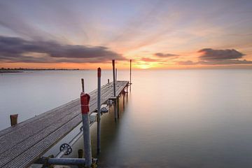 Steiger bij zonsopkomst aan het IJsselmeer van John Leeninga