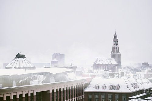 Winterse Betovering: De A-Kerk in Groningen in Sereen Sneeuwlandschap