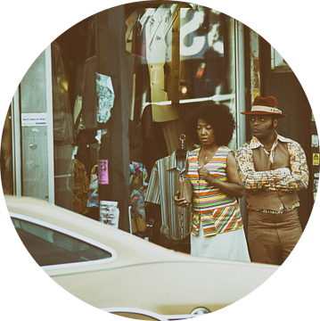 twee mensen in een winkelstraat in de 70s van Atelier Liesjes
