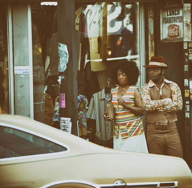 twee mensen in een winkelstraat in de 70s van Atelier Liesjes