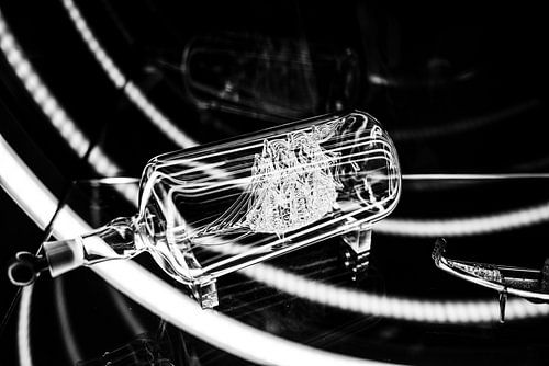 Bateau en verre dans une bouteille en verre
