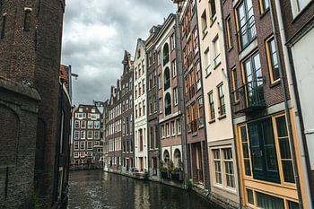 Grachtenpanden aan het water in Amsterdam