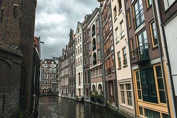 Grachtenpanden aan het water in Amsterdam van Bart Maat