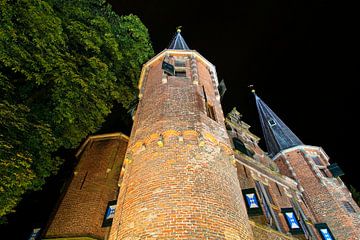 Nachtaufnahme von Broederpoort in Kampen
