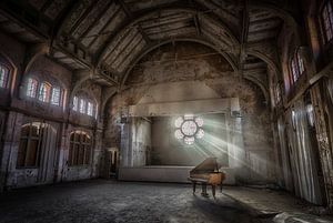 Klavier mit Sonnenlicht von Kelly van den Brande
