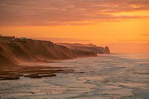 Praia do Magoito Klippen bei Lissabon und Sintra zum Sonnenuntergang von Leo Schindzielorz